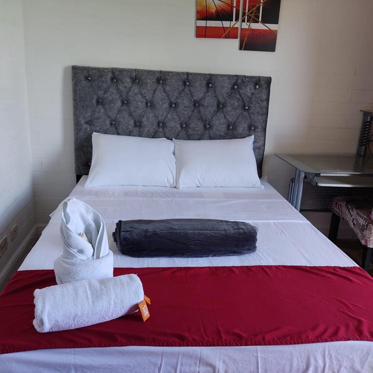 Postel nebo postele na pokoji v ubytování Hotel Hollywood Paradise ZF