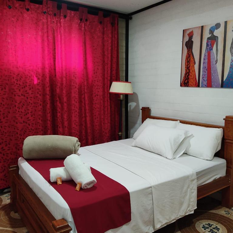Postel nebo postele na pokoji v ubytování Hotel Hollywood Paradise ZF