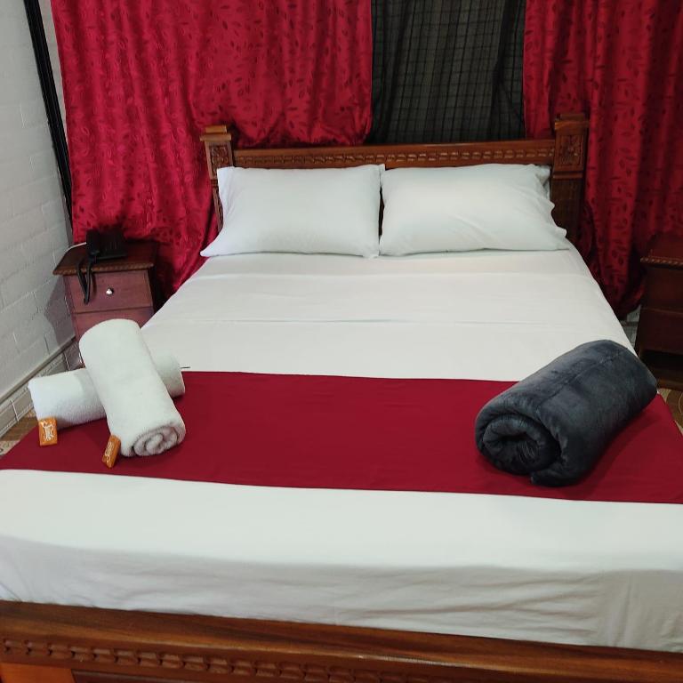 Postel nebo postele na pokoji v ubytování Hotel Hollywood Paradise ZF