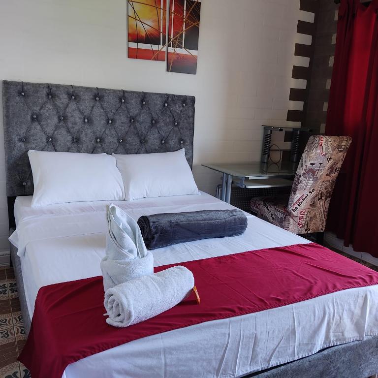 Postel nebo postele na pokoji v ubytování Hotel Hollywood Paradise ZF