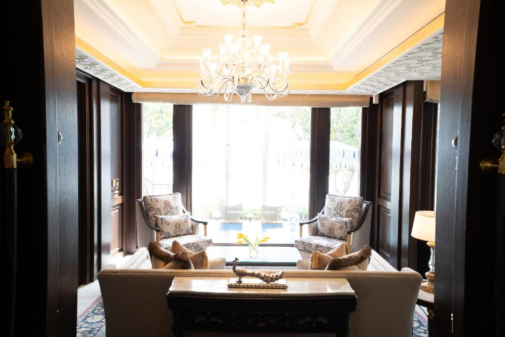 Posezení v ubytování The Leela Palace Udaipur