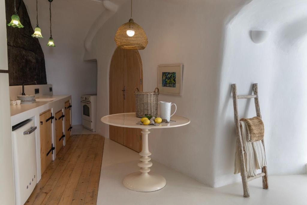 Kuchyň nebo kuchyňský kout v ubytování Arithera Villa in Santorini
