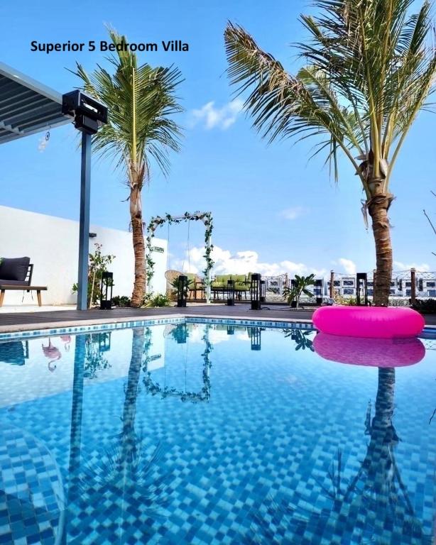 Bazén v ubytování Al Dana Paradise Luxury Villas Palm Fujairah Sea View nebo v jeho okolí