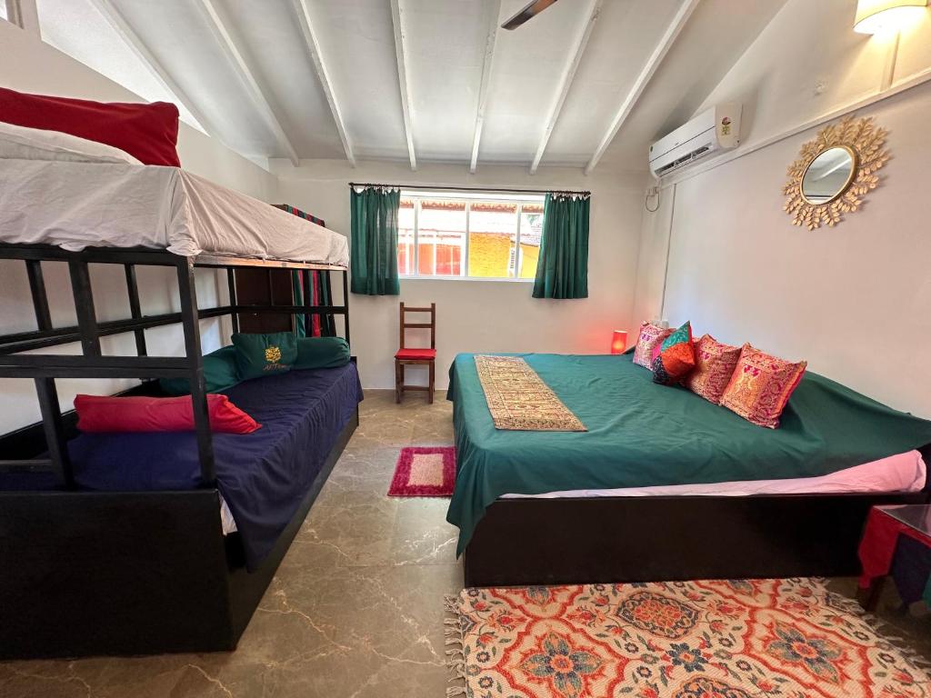 Postel nebo postele na pokoji v ubytování Art Resort Goa