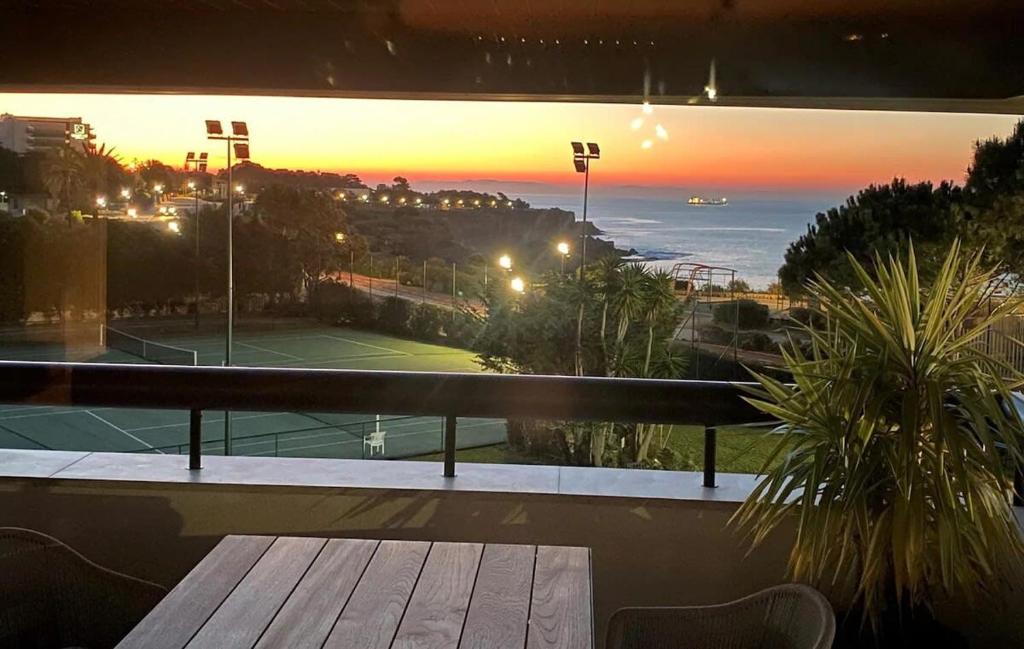balcone con vista su un campo da tennis. di Oceanfront Lux Condo Sleeps 9 a Cascais
