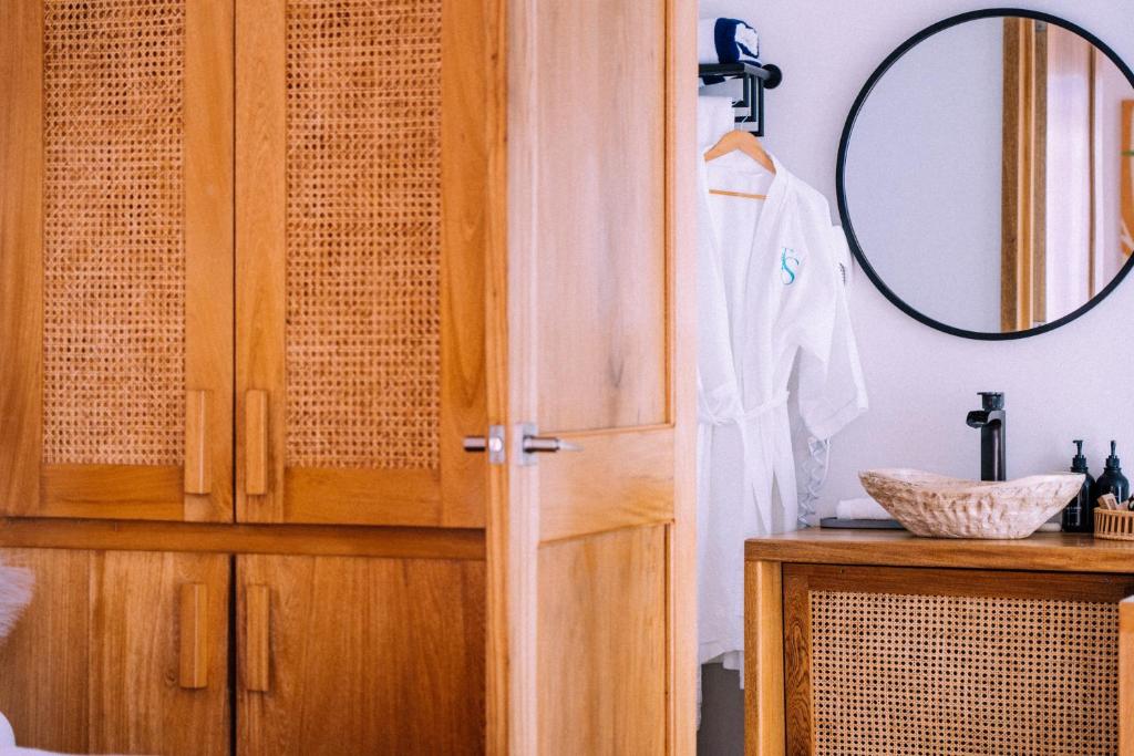 Un baño de Tropical Suites Hotel