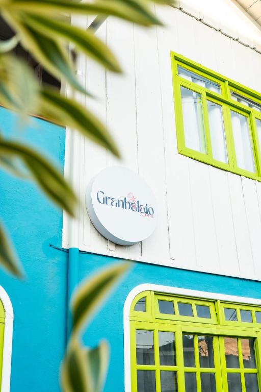 布卢梅瑙Granbalaio Hostel的侧面有标志的建筑物