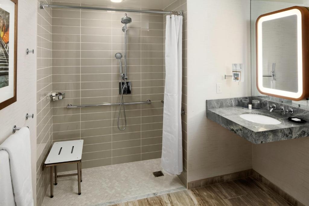 Hotel Dena, Pasadena Los Angeles, a Tribute Portfolio Hotel - The Dena King Suite With Roll-In Shower - Mobility Accessible