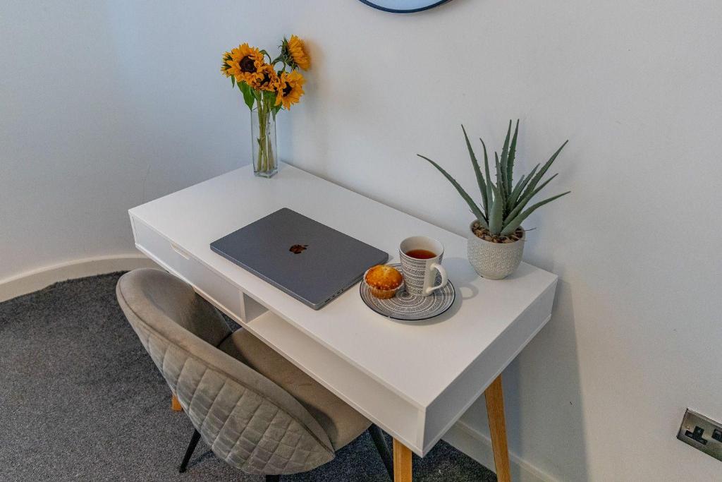 Příslušenství pro přípravu čaje a kávy v ubytování Stay Yorkshire City Centre Apartments