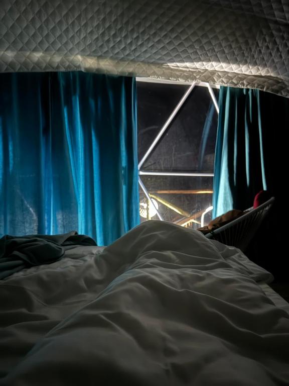 Postel nebo postele na pokoji v ubytování Glamping Machakhela
