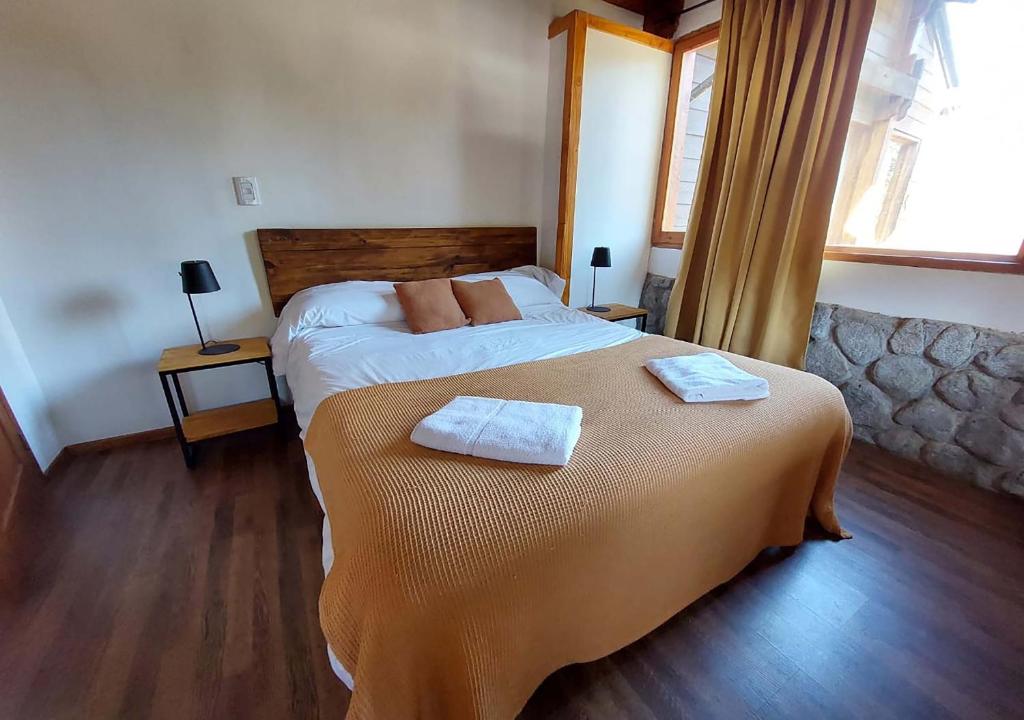 Postel nebo postele na pokoji v ubytování Ruma Andina by DOT Cabana