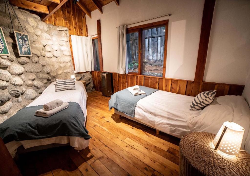 Postel nebo postele na pokoji v ubytování Ruma Andina by DOT Cabana