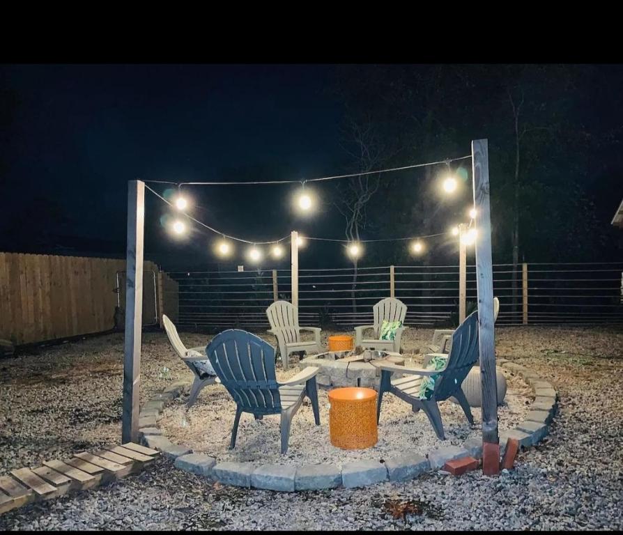 due sedie e un tavolo in un cortile di notte di Just Add Water! a Secession