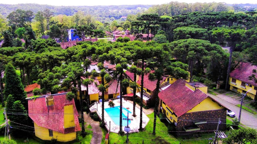 an overhead view of a house with a pool and trees at Estalagem Vila Suzana - Quadra de Beach Tennis Indoor in Canela