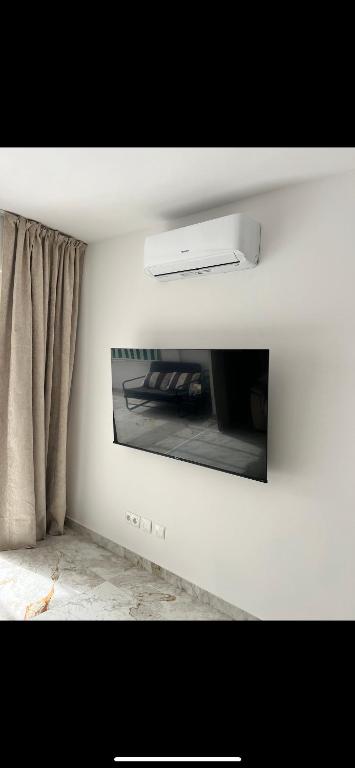 TV a/nebo společenská místnost v ubytování NEW Beautiful Apartment!Beaches nearby!Ocean view!