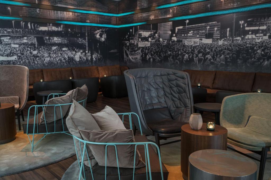 Posezení v ubytování Motel One Leipzig-Nikolaikirche