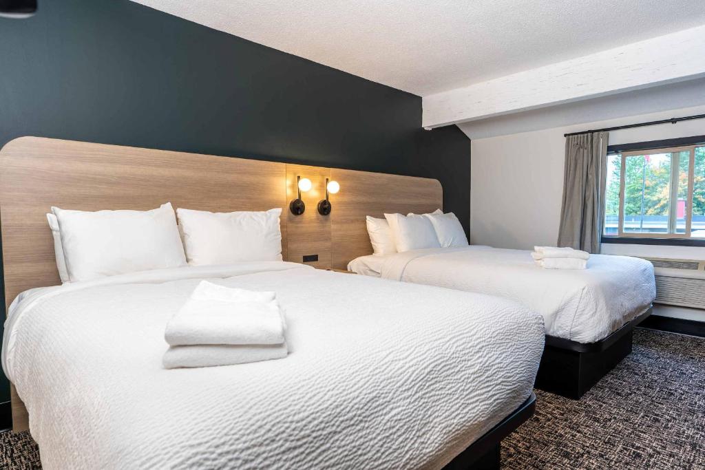 Postel nebo postele na pokoji v ubytování Northwinds Hotel Revelstoke