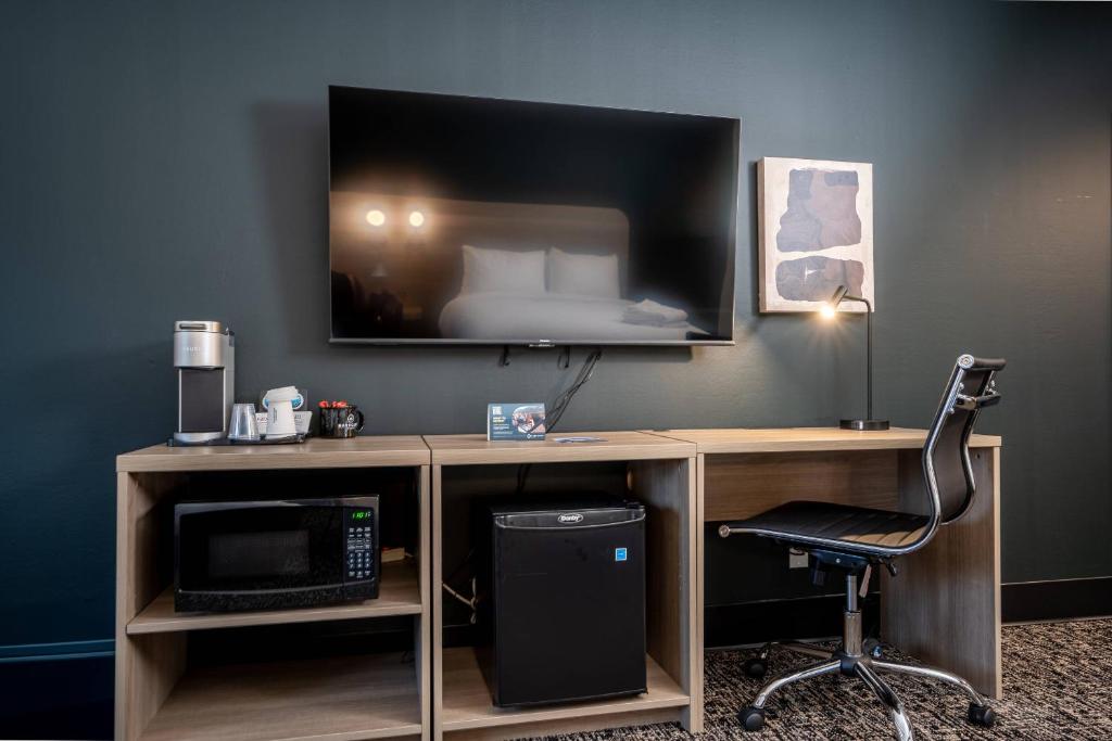 TV a/nebo společenská místnost v ubytování Northwinds Hotel Revelstoke
