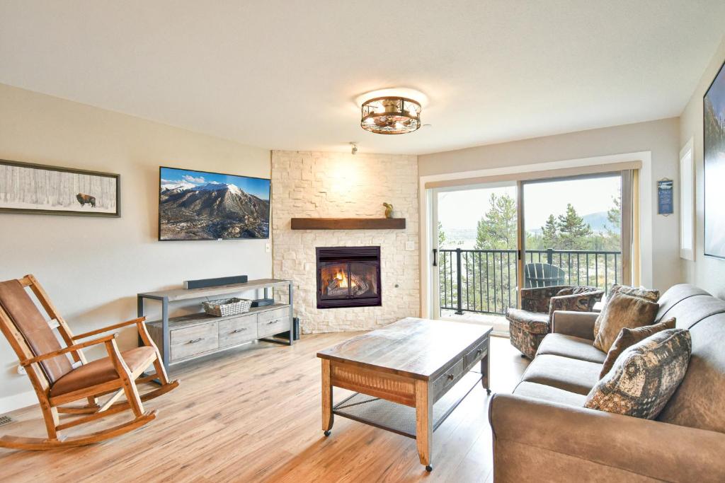 una sala de estar con un sofá y una chimenea en Lake Forest Lakeside Condo: Mountain, Lake Views, en Summit Medical Center Heliport
