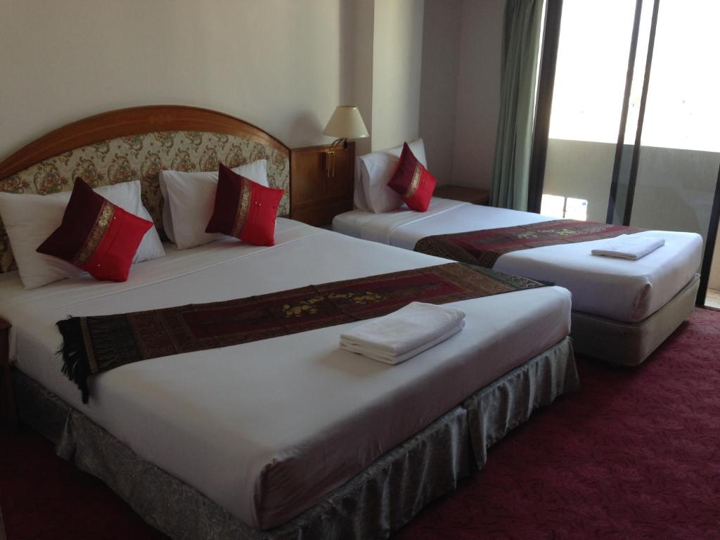 Postel nebo postele na pokoji v ubytování Hatyai Merridian Hotel