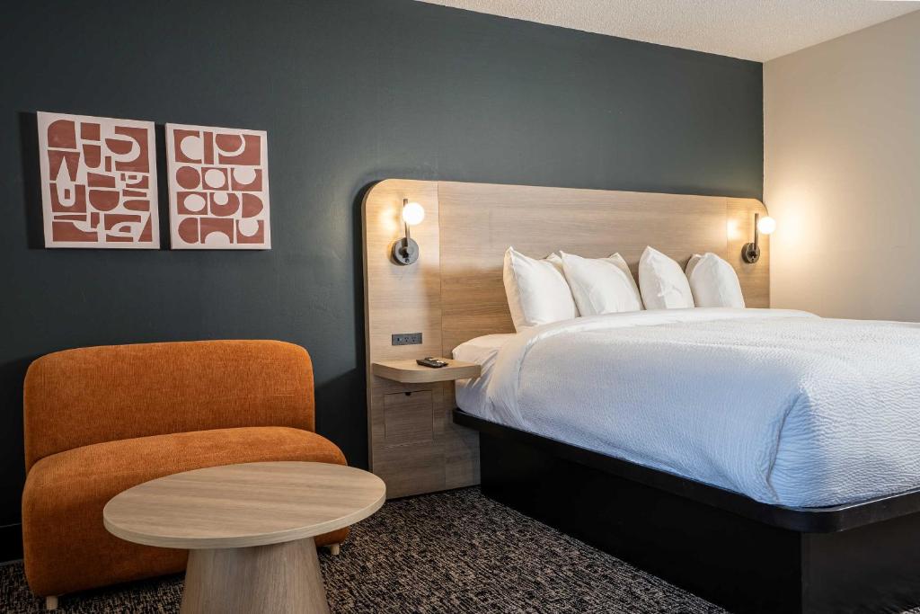 Postel nebo postele na pokoji v ubytování Northwinds Hotel Revelstoke