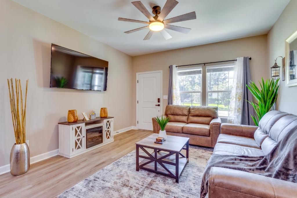 una sala de estar con un sofá y una mesa en 1 Mi to Florida State University Tallahassee Gem, en Tallahassee