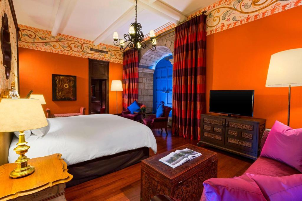 TV a/nebo společenská místnost v ubytování Palacio del Inka, a Luxury Collection Hotel, Cusco