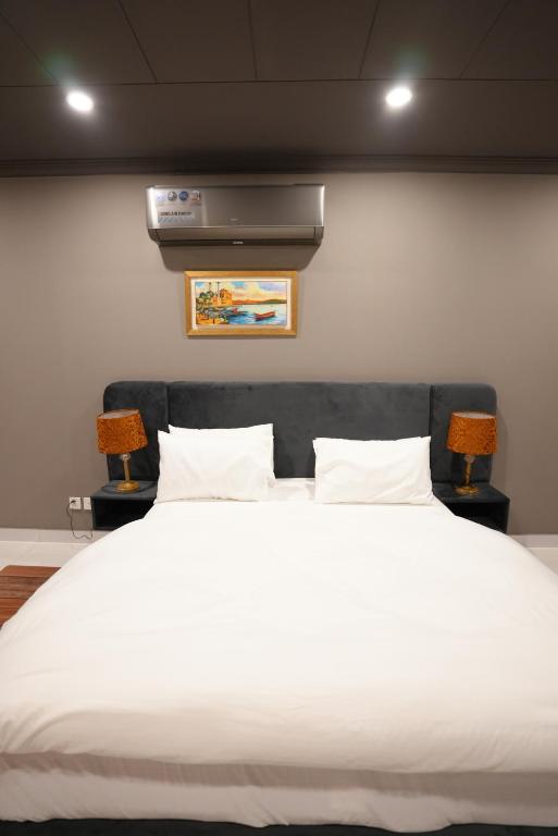 Postel nebo postele na pokoji v ubytování Hotel Crossroads