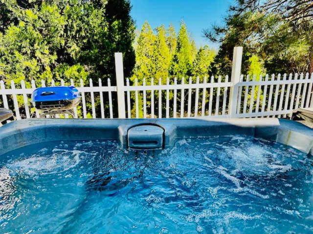 Πισίνα στο ή κοντά στο Timberview Suite-Hot Tub-Forest Views-Sleeps 2