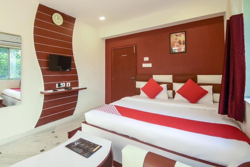 Postel nebo postele na pokoji v ubytování Super Hotel O Red Stone Near Netaji Subhash Chandra Bose International Airport
