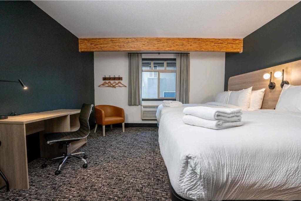 Postel nebo postele na pokoji v ubytování Northwinds Hotel Revelstoke