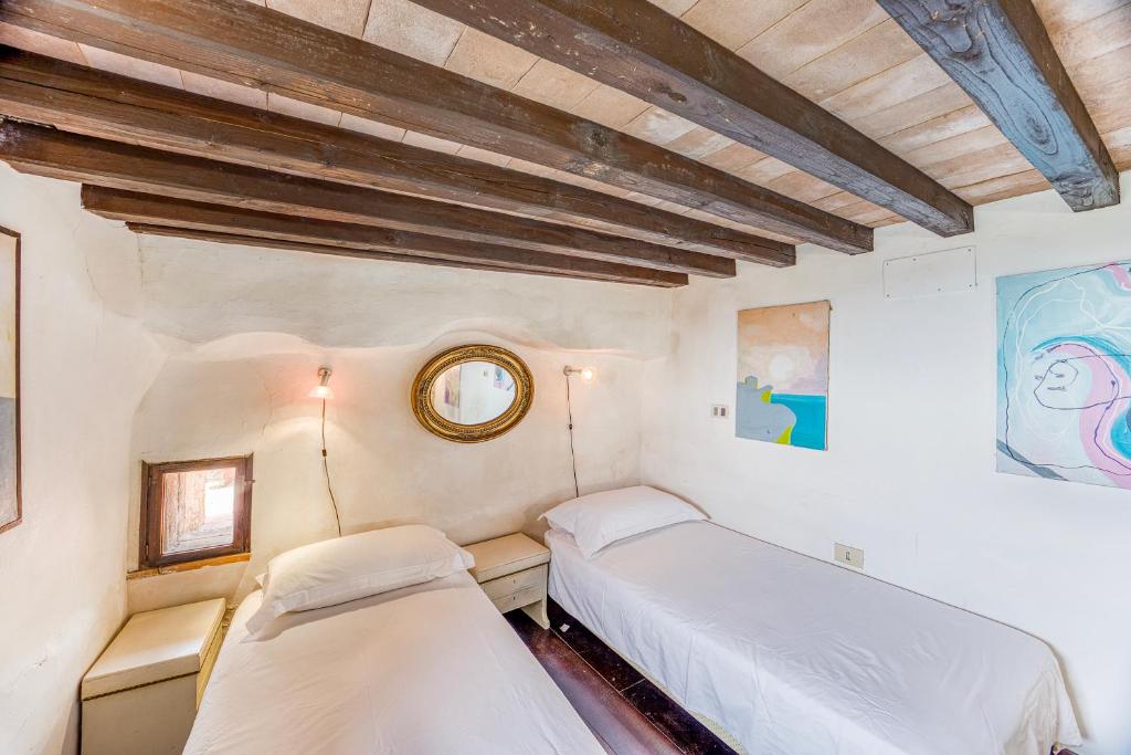 A bed or beds in a room at Torre Del Melograno With Heated Pool - Happy Rentals