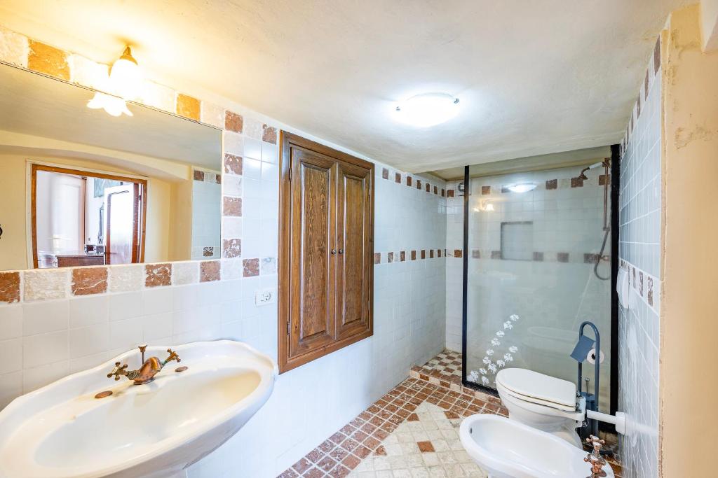 A bathroom at Torre Del Melograno With Heated Pool - Happy Rentals