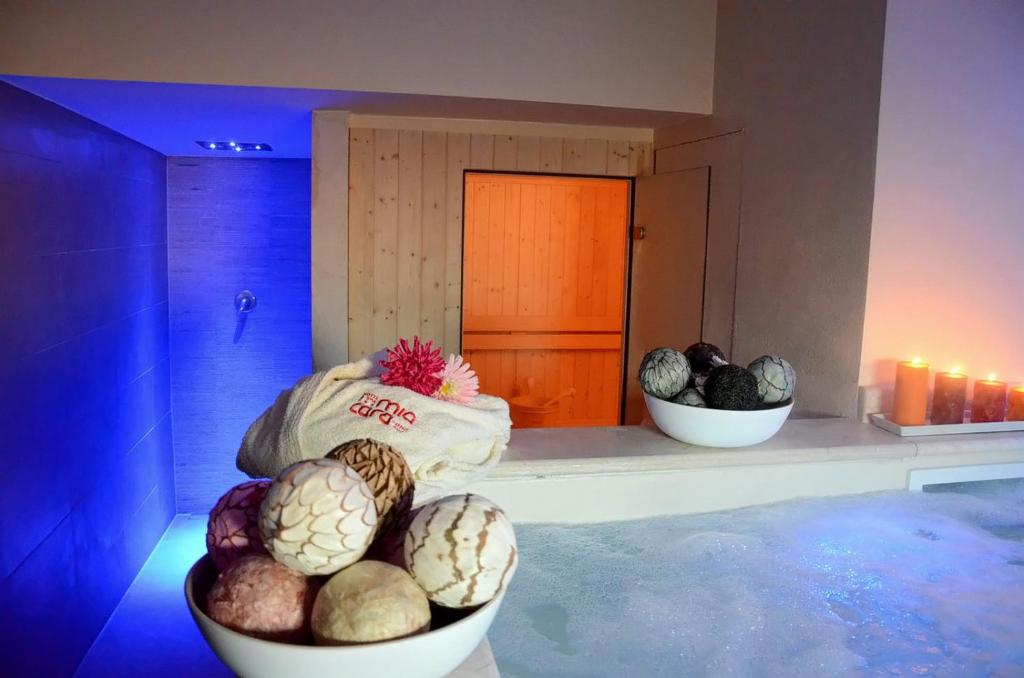 a room with a bunch of balls in bowls at Hotel Mia Cara & Spa in Florence