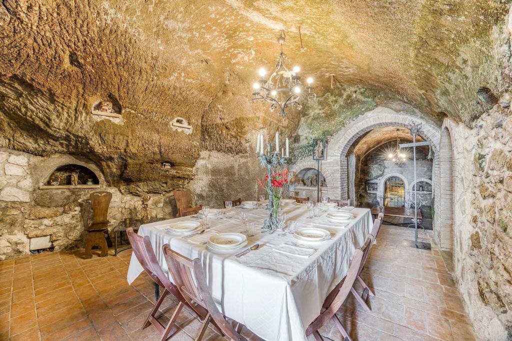 A restaurant or other place to eat at Torre Del Melograno With Heated Pool - Happy Rentals