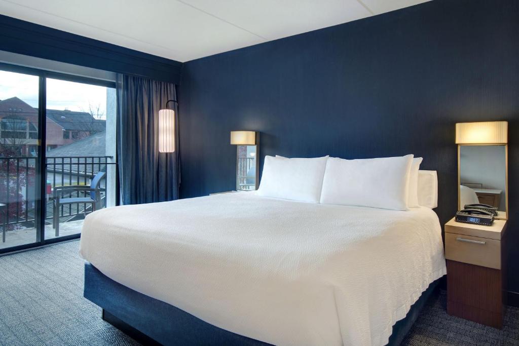 Courtyard by Marriott State College - Habitación King Con Sofá Cama