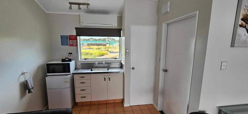Kuchyň nebo kuchyňský kout v ubytování Sunnydays Motel