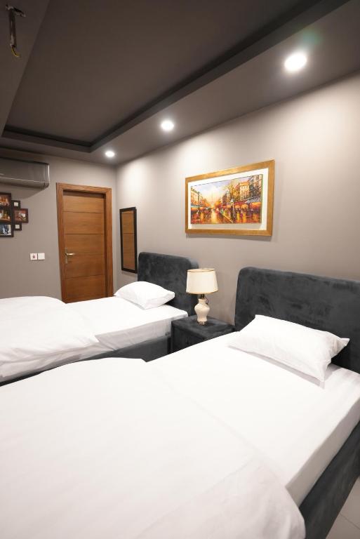 Postel nebo postele na pokoji v ubytování Hotel Crossroads