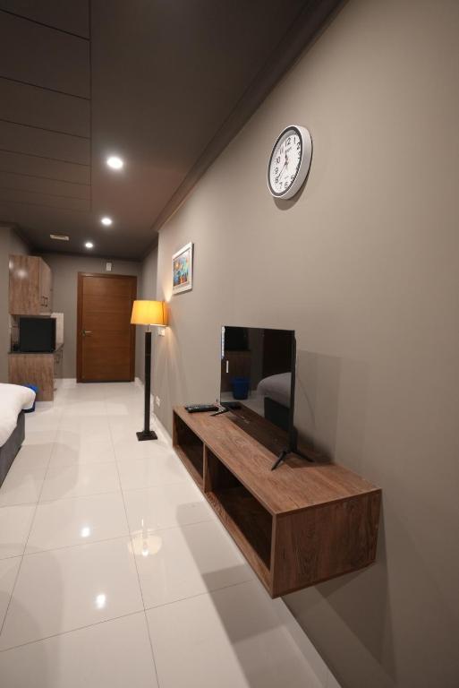 TV a/nebo společenská místnost v ubytování Hotel Crossroads