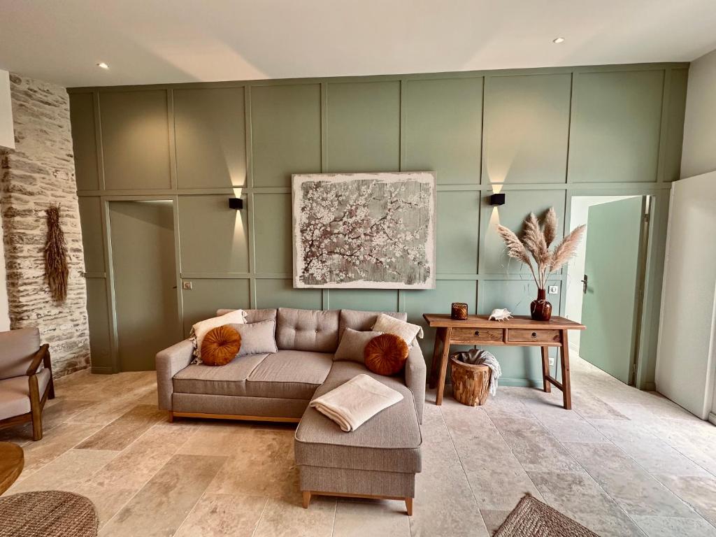 un salon avec un canapé et une table dans l'établissement La Fleur de Sauzelle, à Saint-Georges-dʼOléron