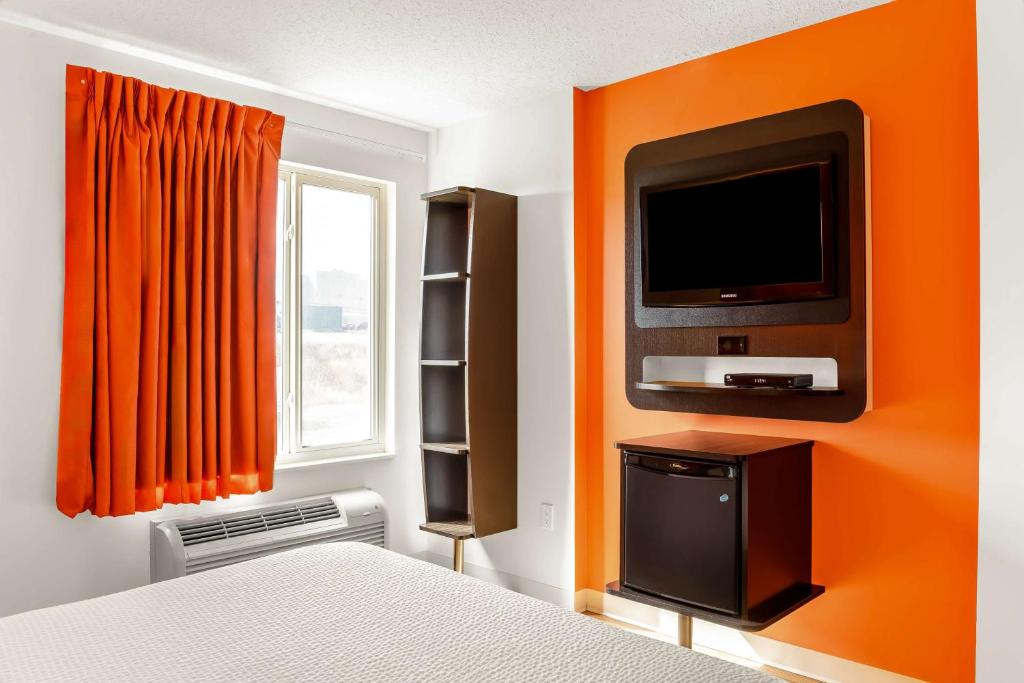 Postel nebo postele na pokoji v ubytování Motel 6-Swift Current, SK