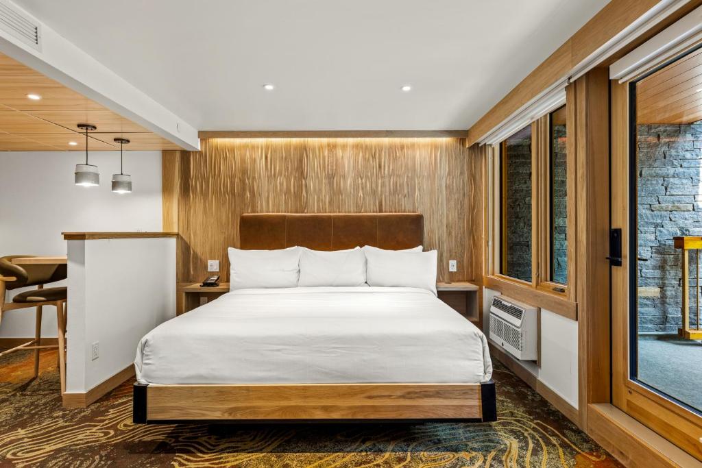 Postel nebo postele na pokoji v ubytování Otter Hotel