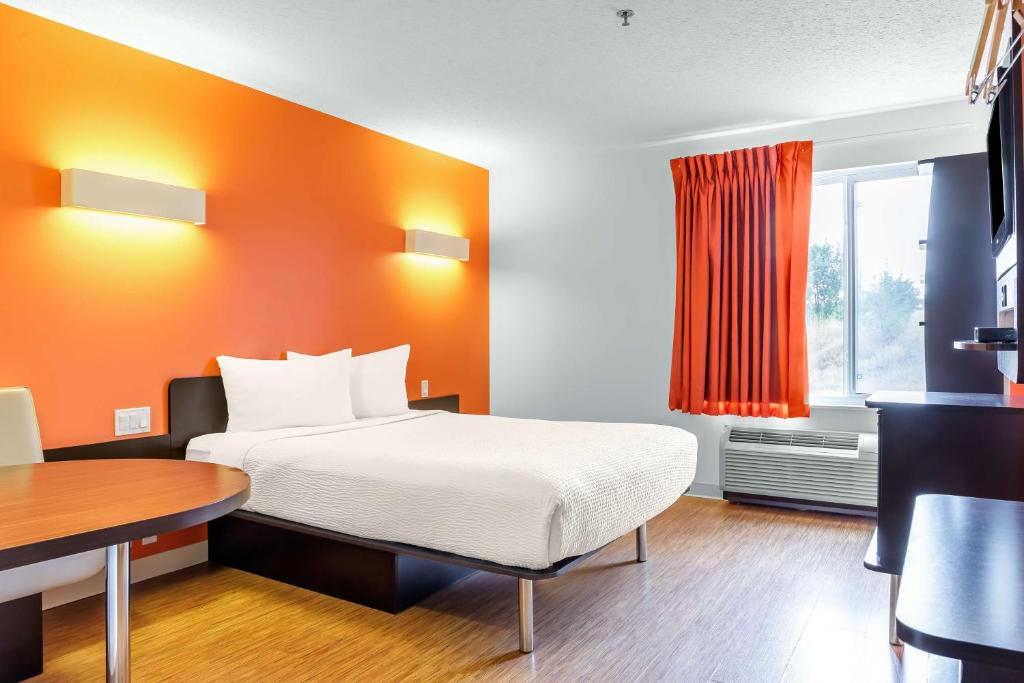 Postel nebo postele na pokoji v ubytování Motel 6-Swift Current, SK
