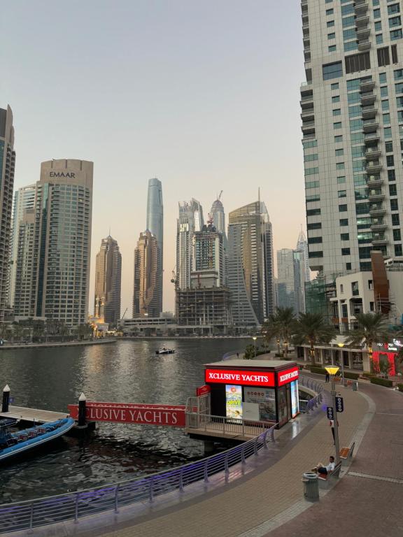ドバイにあるGolden Hour Marina Viewの川と建物のある街の景色