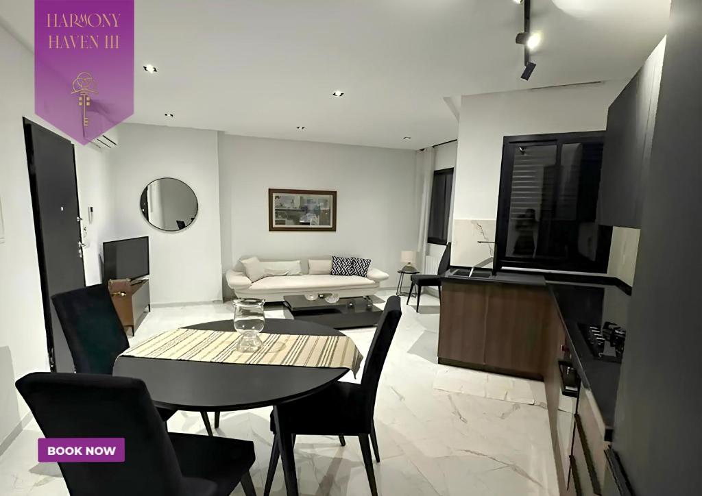 una sala de estar con una mesa y un sofá en Harmony Haven III, en Sidi Daoud