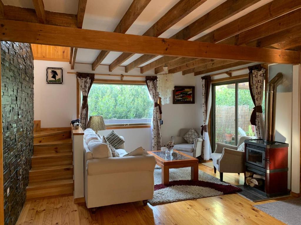 a living room with a couch and a table at Casa familiar 4 habitaciones Pichilemu in Pichilemu