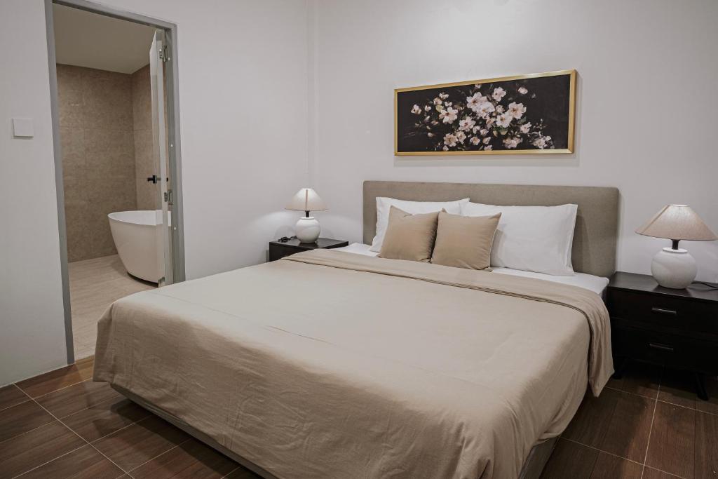 Postel nebo postele na pokoji v ubytování Sunstone Villa Chanthaburi