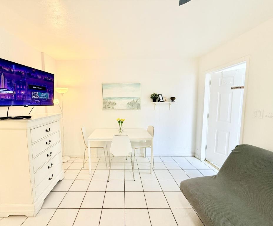 Southwinds Inn by The Gold Nests - King Studio With Sofa Bed