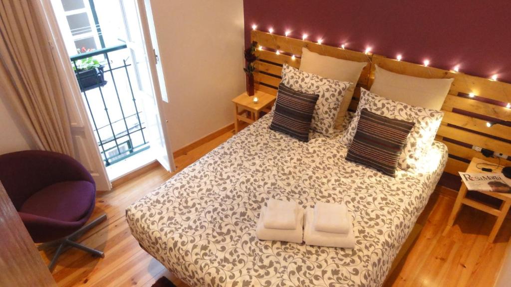 - une chambre avec un lit, une chaise et une fenêtre dans l'établissement Apartment Jasmim, à Lisbonne