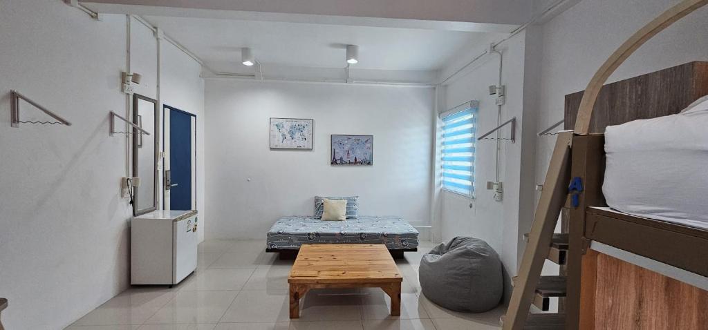 Postel nebo postele na pokoji v ubytování The Rock Samui Poshtel Lamai Beach